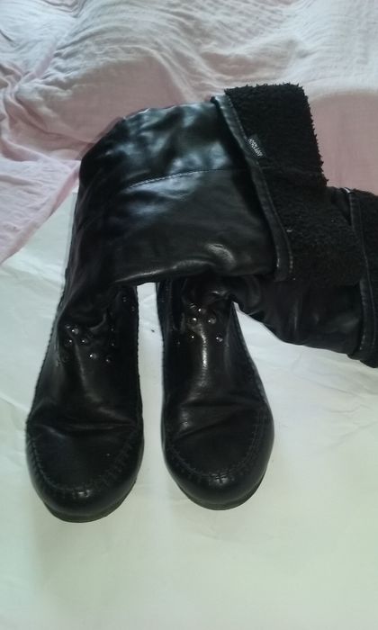 Продават се два броя ботуши