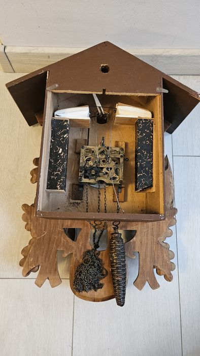 Ceas vânătoresc cu cuc sculptat în lemn masiv
