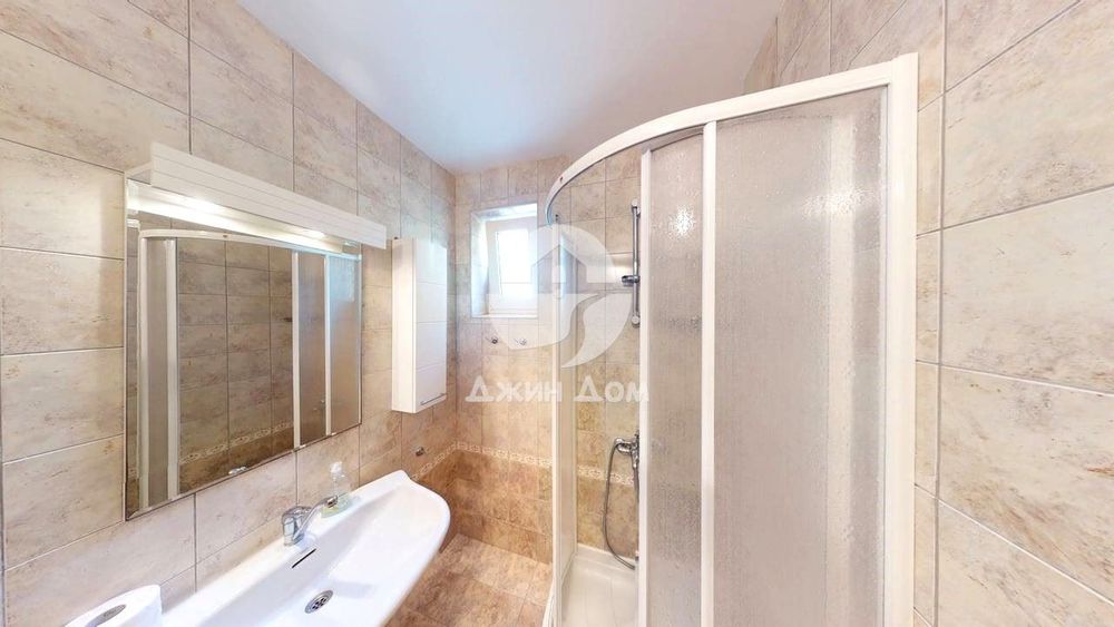 Просторна четириетажна къща с 8 спални във вилна зона „Зора"