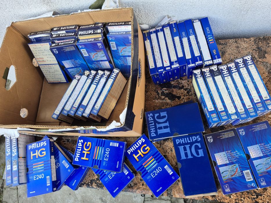 Vând lot 60 casete video VHS originale Philips, 240 minute cu filme

-