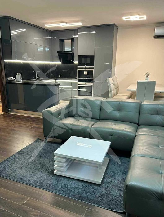 Дава се под наем Тристаен апартамент в Варна, Червен площад - 106 кв.м за 1250 € - Снимка #1