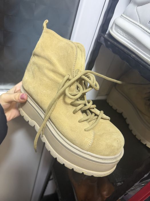 Cizme marimea 36 bej,ghetute