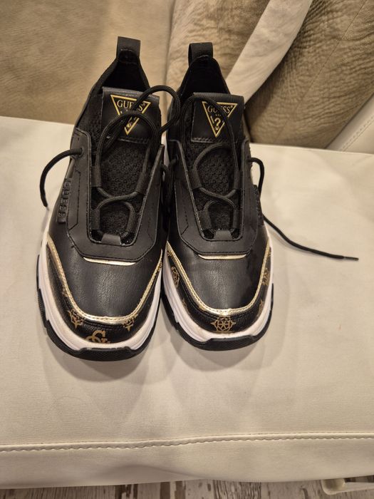 Продават се оригинални обувки GUESS