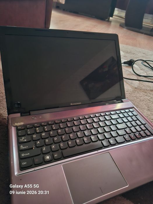 Laptop ,mouse,  baterie și cablu