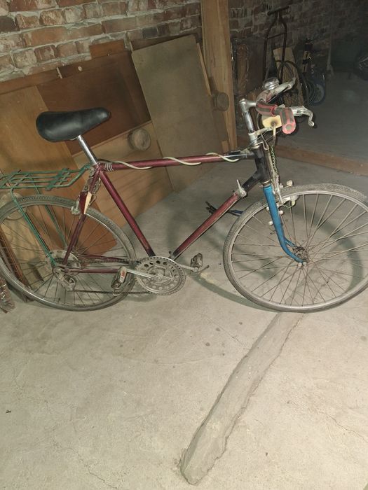 Vând  bicicletă semicursiera ,plus 2 roți  de rezervă.
