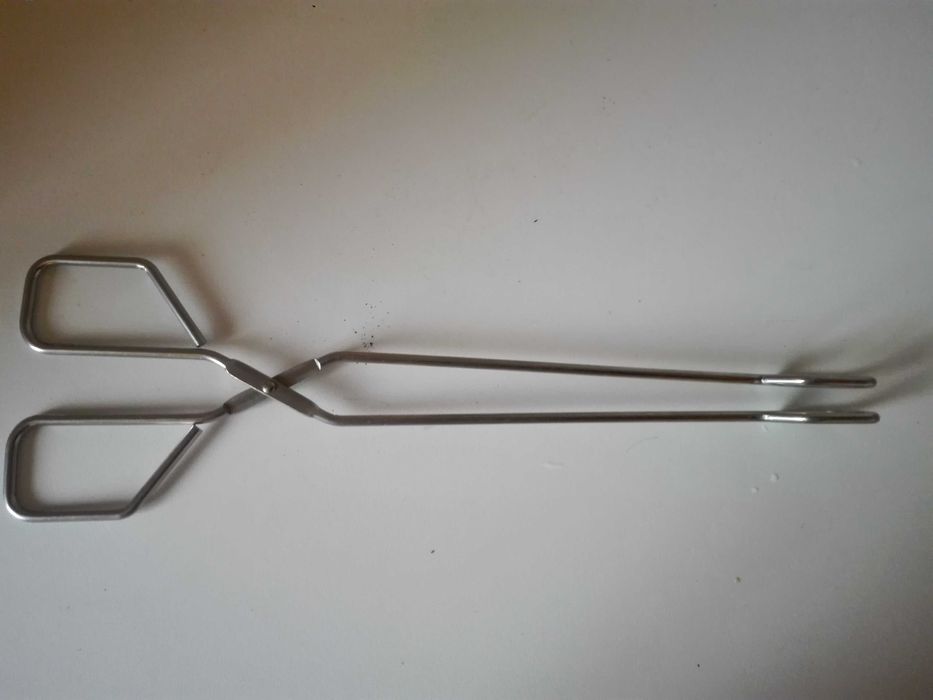 Емайлирана тенджера , чаени лъжички и щипка за скара.