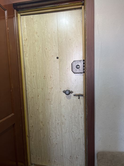Продам дверь железную с коробкой