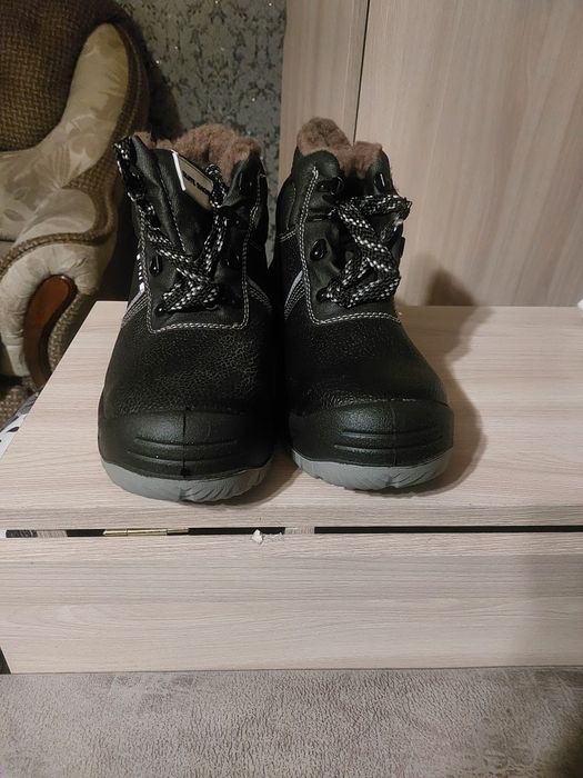 Продаю зимние ботинки