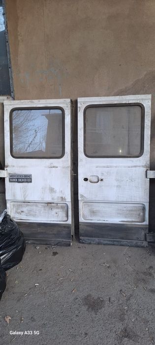 Продам дверь от мерседес бензин МВ 100