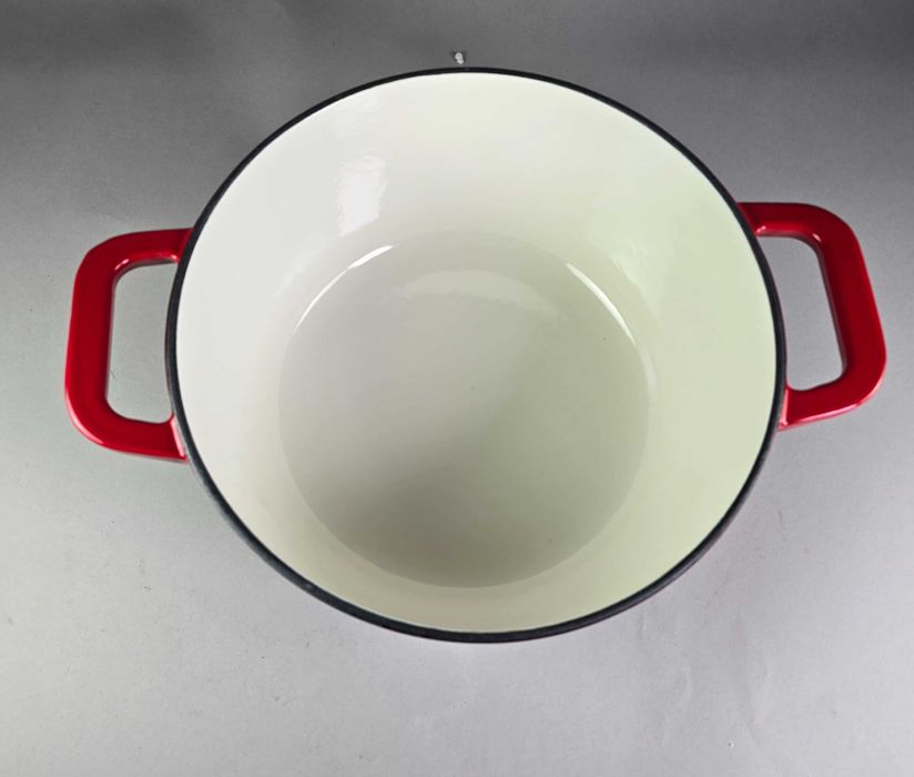 Емайлираният чугунен Гювеч