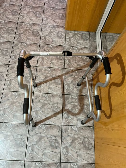 Vând cărucior și cadru pentru persoane cu dizabilități