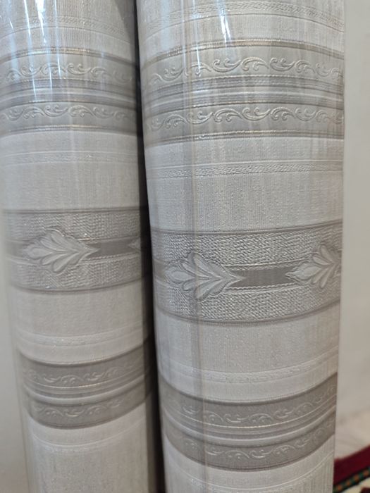 стол, стулья,обои, гардины со шторами+тюль