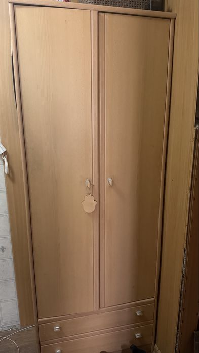 Продам шкаф с зеркалом и без зеркала.