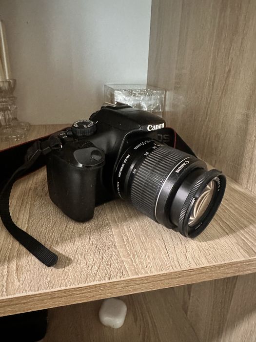 зеркальный фотоаппарат.