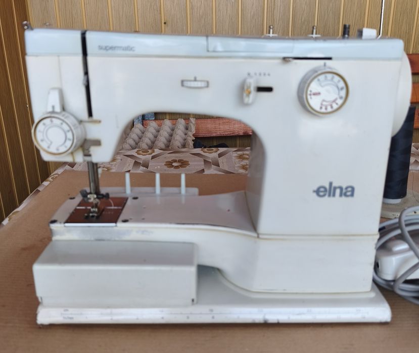 Mașină de cusut casnica Elna