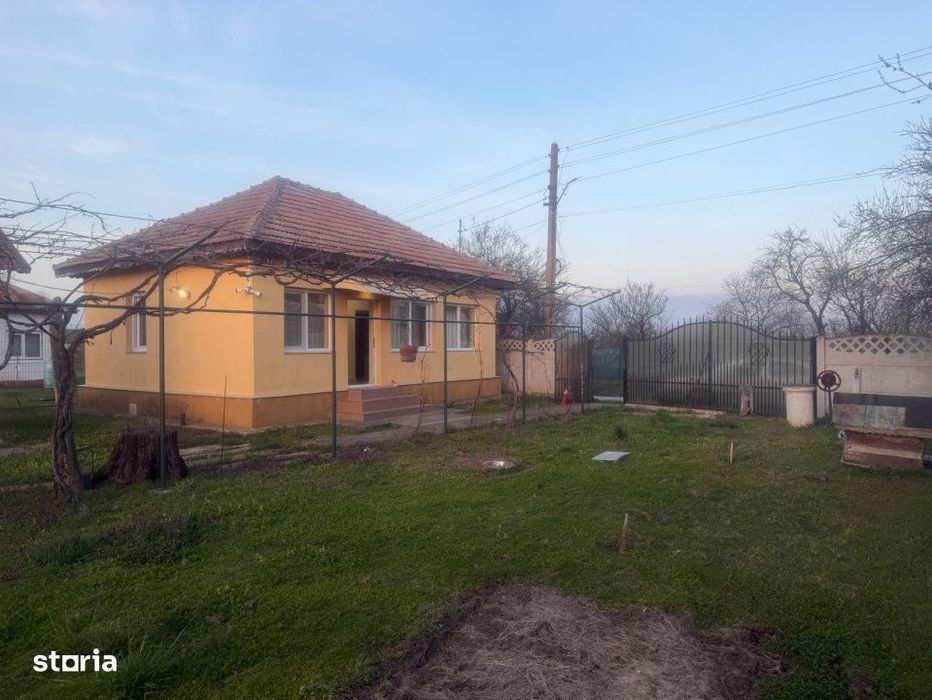 Casa parter, 100 mp utili, 1090 mp teren,  Pielesti