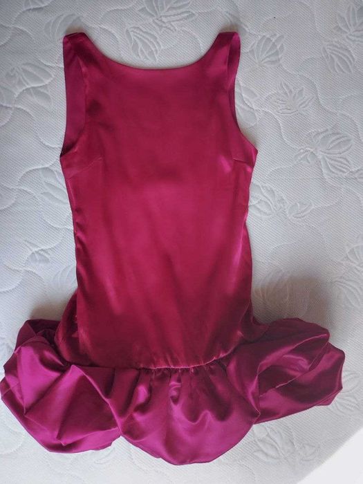 Платье атласное.