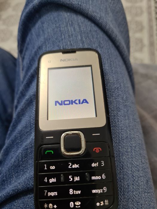 Vînd telefoane mobile pe butoane.