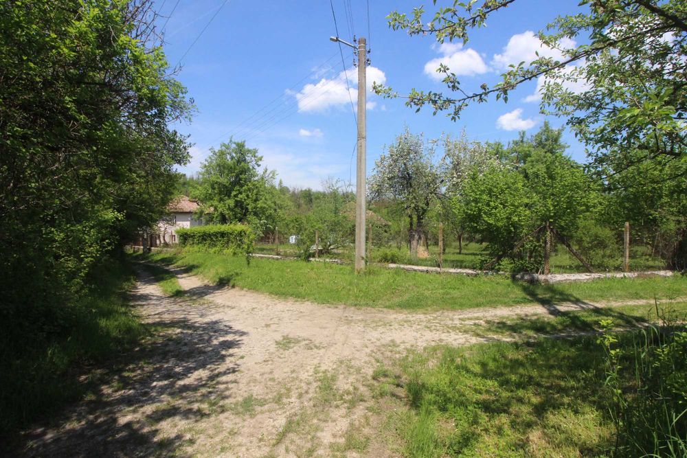 Двуетажна къща с парцел в с. Враниловци, общ. Габрово
