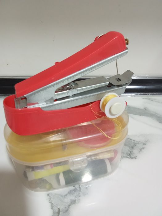 Mini qoʻlda tikish mashinasi toʻplami iplari bilan