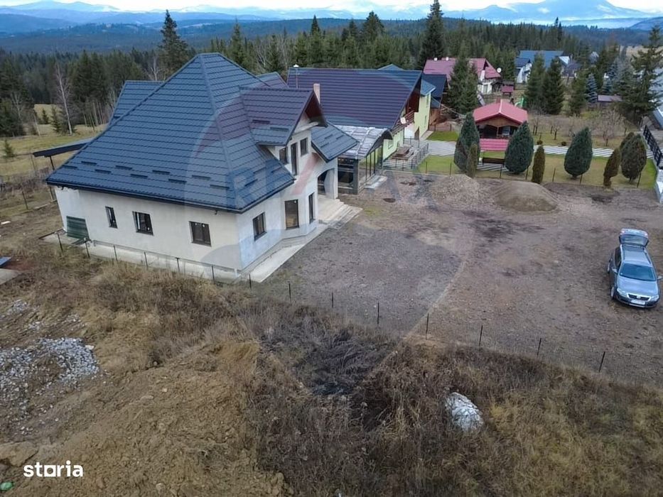 Casă / Vilă cu 8 camere de vânzare