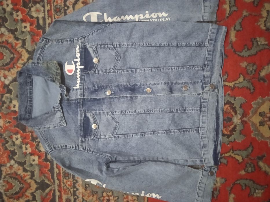 Продам джинсовую куртку на мальчика 8-10 лет.Состояние б.у, но отлично