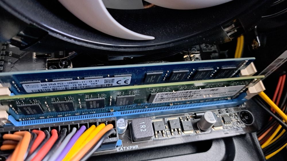 Компютър(без hdd/ssd) + части за компютър