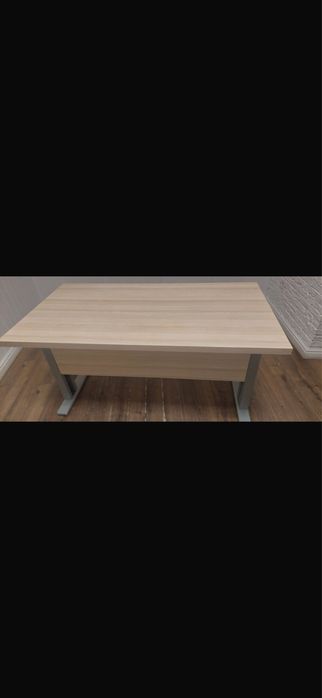 Vand masa crem solida cu regaj inaltime structura fier 150x80 cm aproape noua folosita 5 luni birou mobila dulap casa iasi centru ofer transport