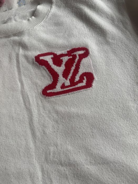Свитер белая с логотипом