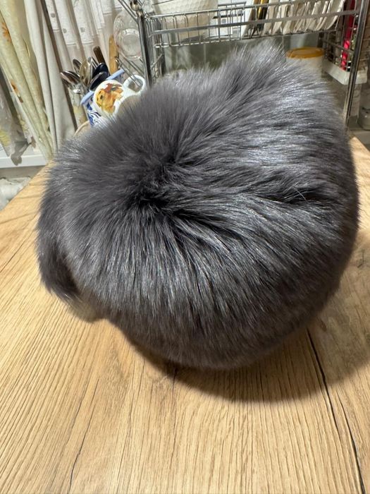 Продам срочно  две новые песцовые шапки.