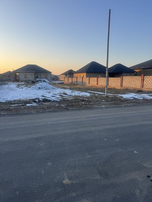 Микрорайон «Достык», участок вдоль асфальтированной и освещенной улицы