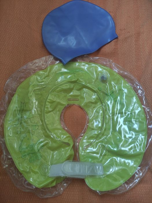 Надувной балон, сланцы и резиновая шапочка