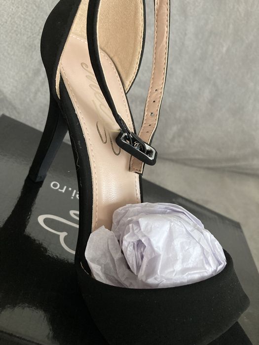 Sandale elegante eveniment .