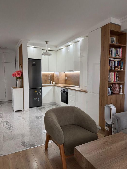 Дава се под наем Тристаен апартамент в София, Витоша - 100 кв.м за 1296.42 € - Снимка #2