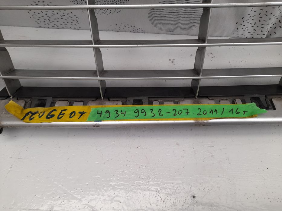 Грил решетка въздухобрана Peugeot 207 2011/16г