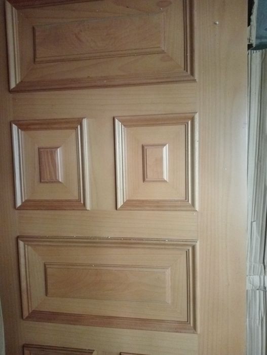 Ușă blindată îmbrăcată în lemn