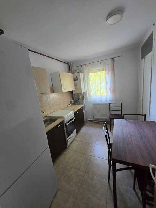 3 camere | semidecomandat | etaj 2 | 2 băi | centrală | bloc anvelopat | renovat recent