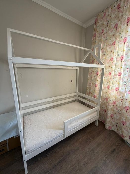 Продам детскую кровать домик