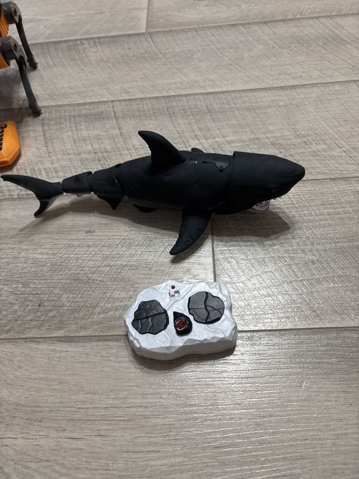 Акула на пульту игрушка