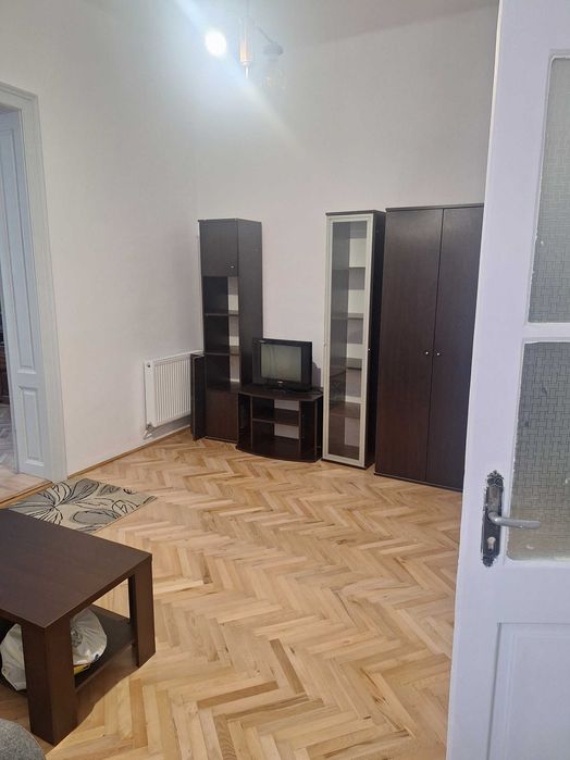 Închiriez casă/vila in Gruia ,zona 7 strazi
