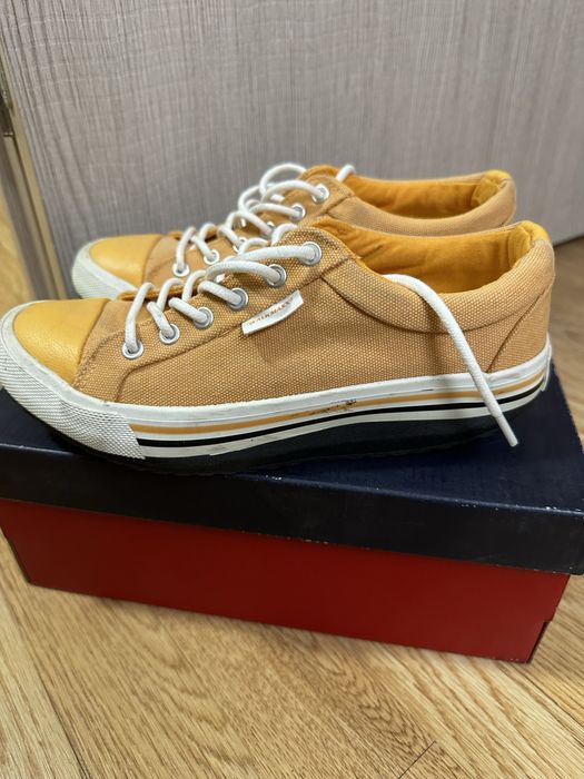 Кроссовки разные