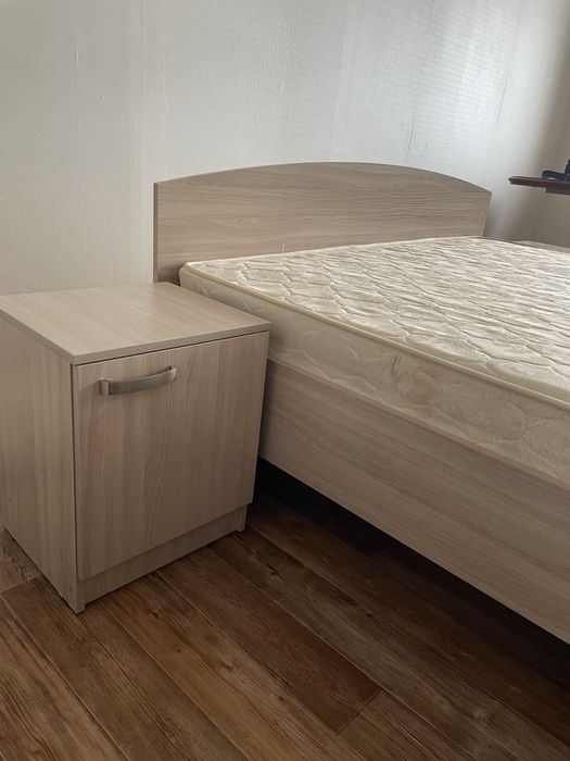 Продам кровать с матрасом и 2 тумбочки