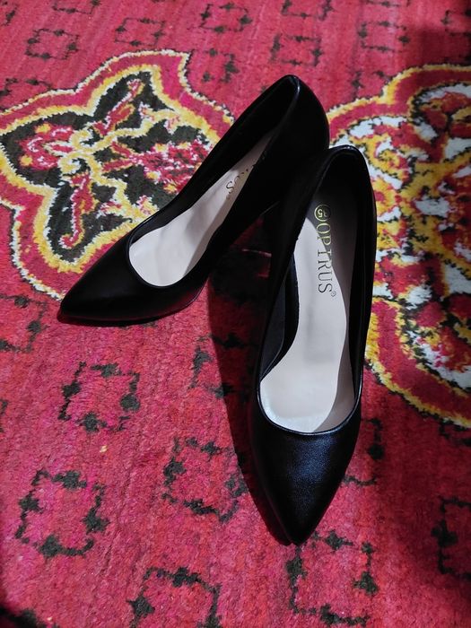 Продаются туфли на каблуках.