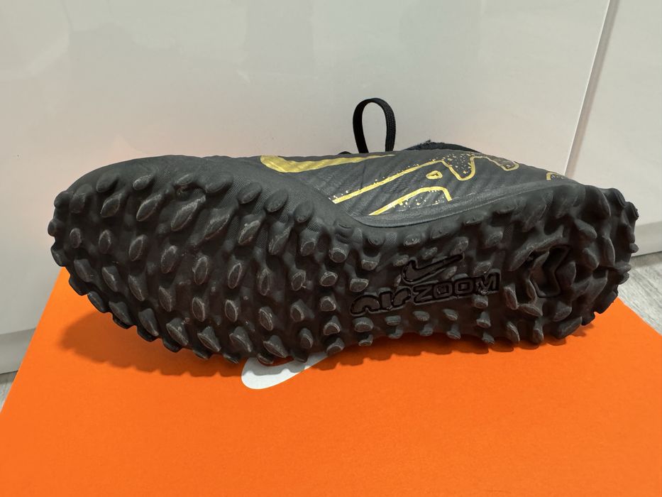 Детски футболни бутонки и стоножки Nike и Mizuno