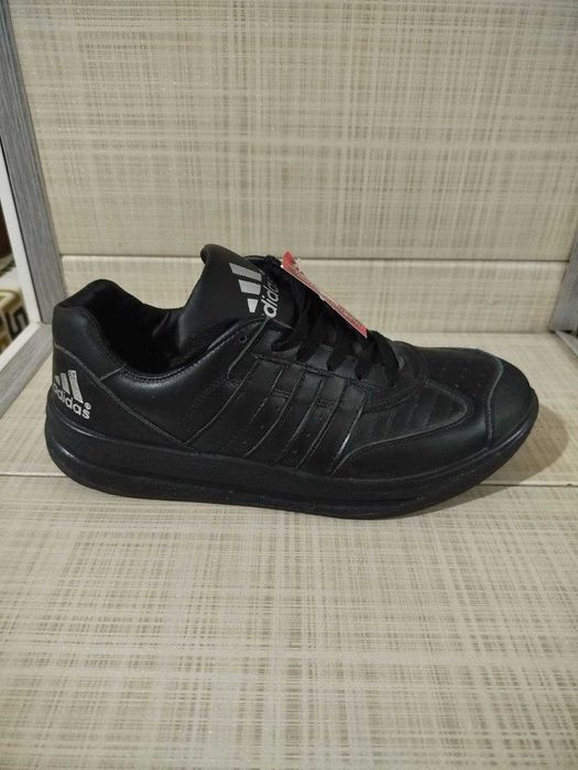 Продаю  новые качественные кроссовки Adidas р 40 звоните смело
