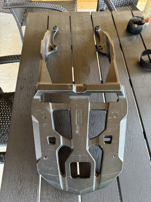 Продавам стойка за куфар за Yamaha MT09/MT10