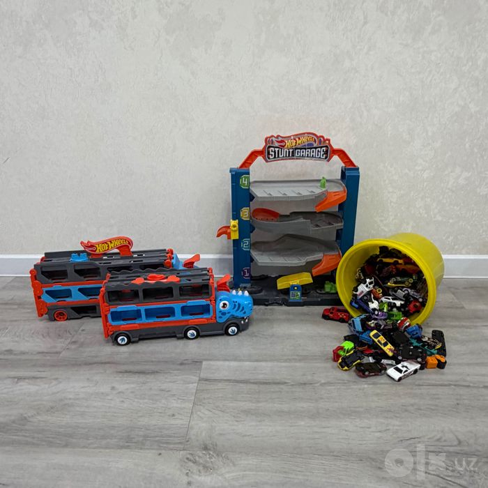 Игрушки , машинки и гараж