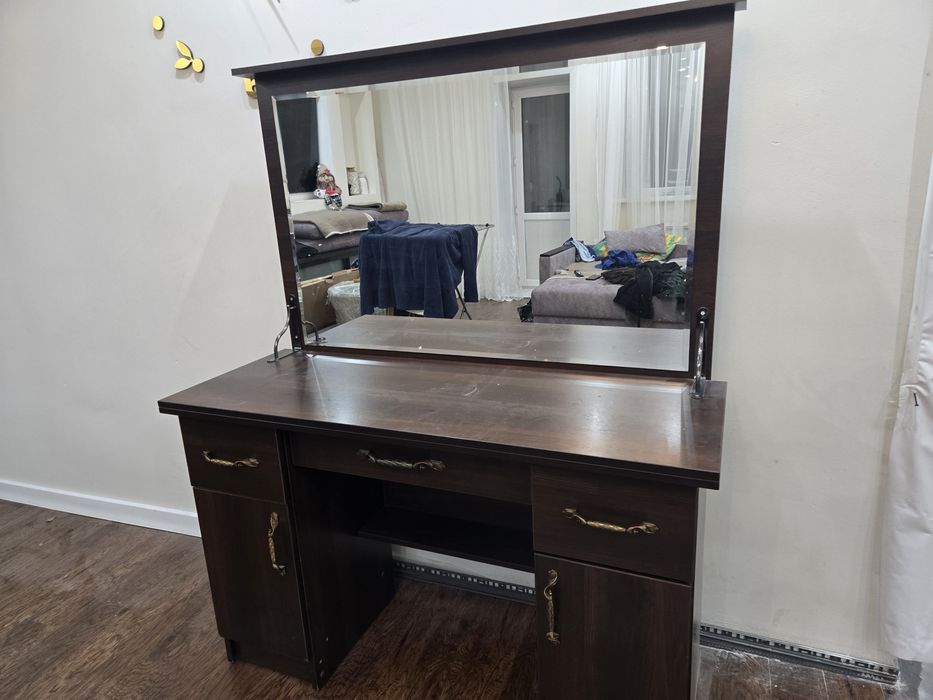 Продам туалетный столик