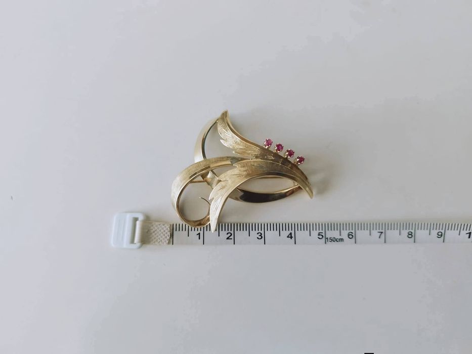 Veche brose din aur de 14K 585, cu pietre rosii rubine