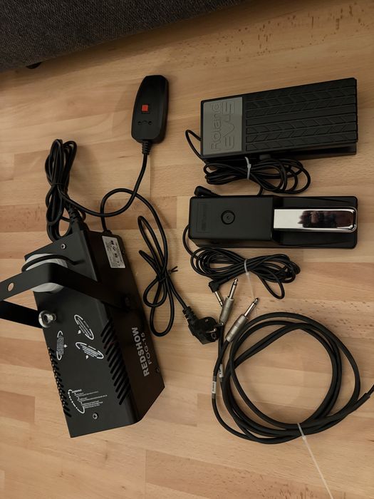 Mașină fum Redshow FOG-15 + pedale Roland + cablu audio